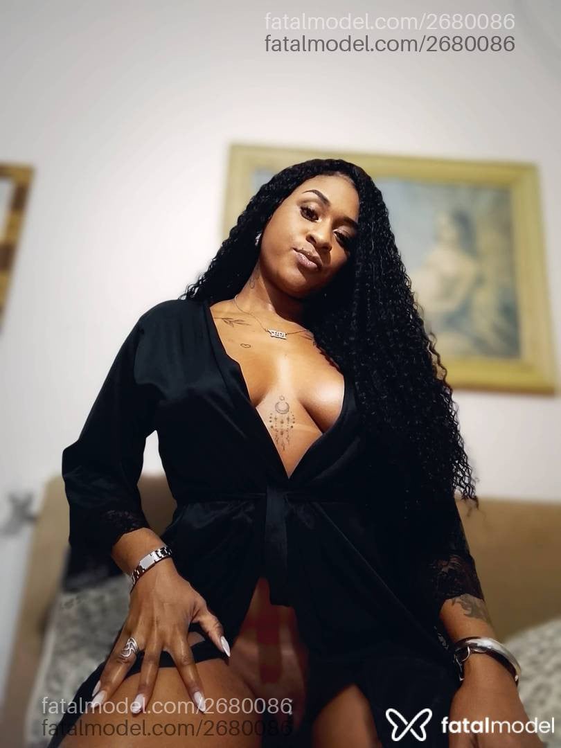 Acompanhante mulher morena (o) de olhos pretos - Maay Lima