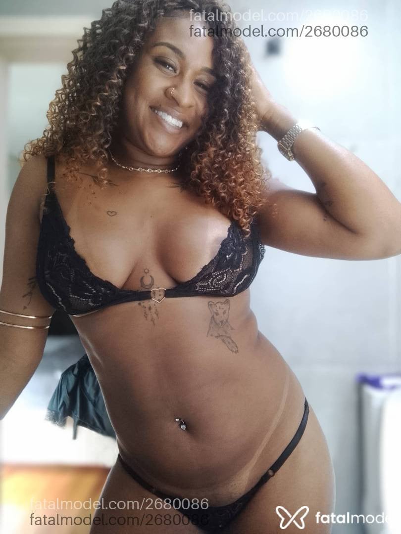 Acompanhante mulher morena (o) de olhos pretos - Maay Lima