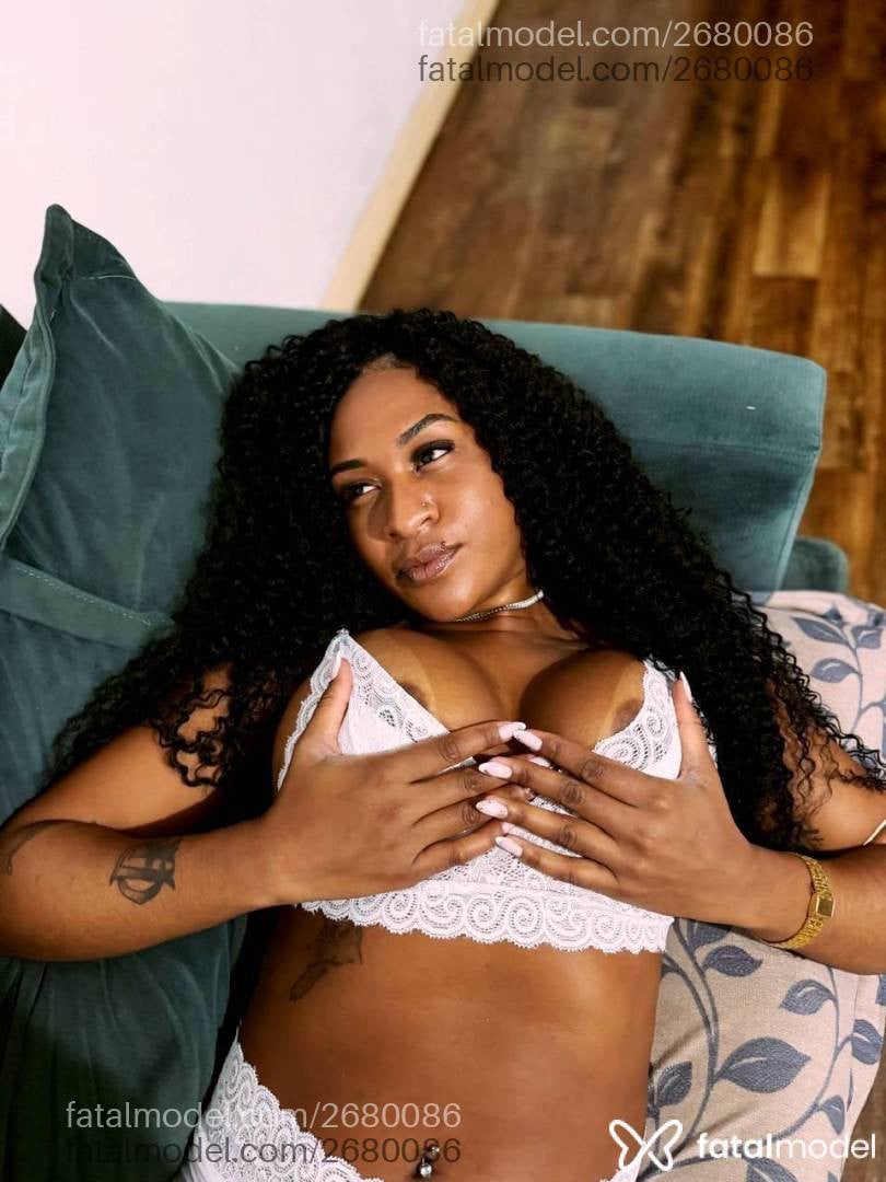 Acompanhante mulher morena (o) de olhos pretos - Maay Lima