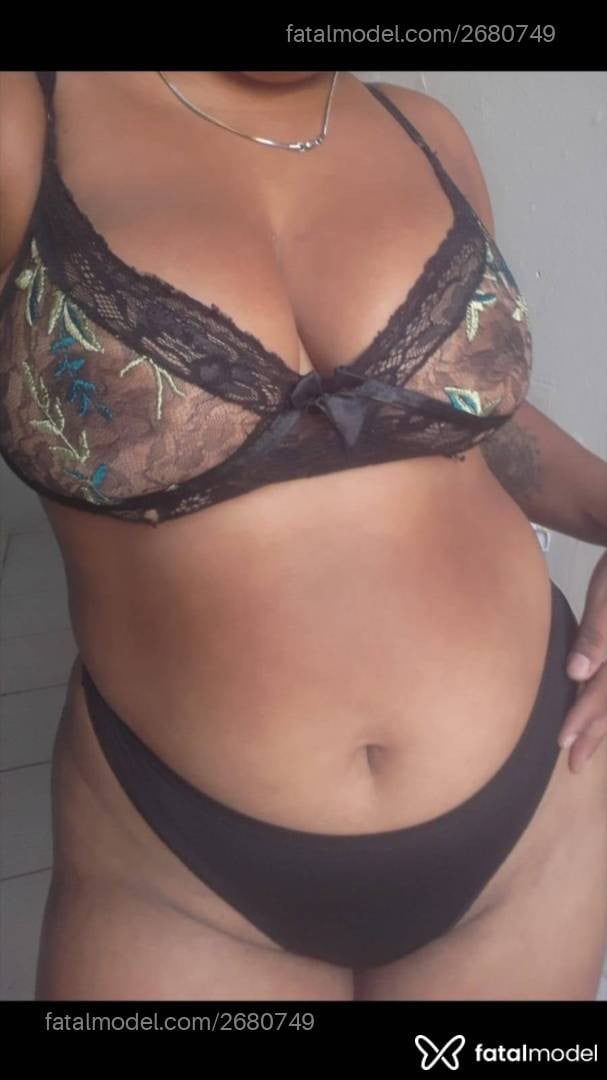 Acompanhante mulher com cabelo castanho de olhos mel - Camila Silva