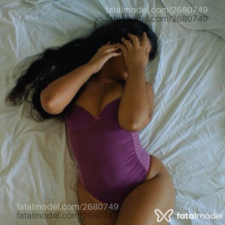 Acompanhante mulher com cabelo castanho de olhos mel - Camila Silva
