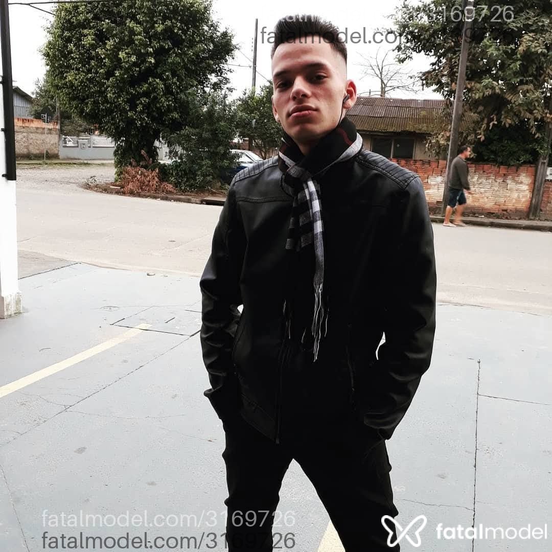 Acompanhante homem com cabelo castanho de olhos castanhos em Joinville Acompanhante homem com cabelo castanho de olhos castanhos em Joinville - Country