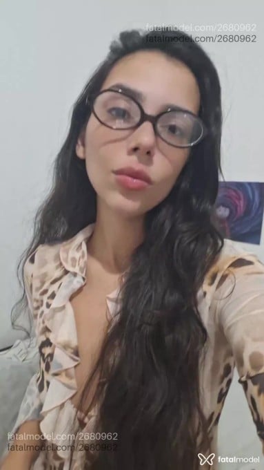 Acompanhante mulher com cabelo castanho de olhos mel em Goiânia - Mel