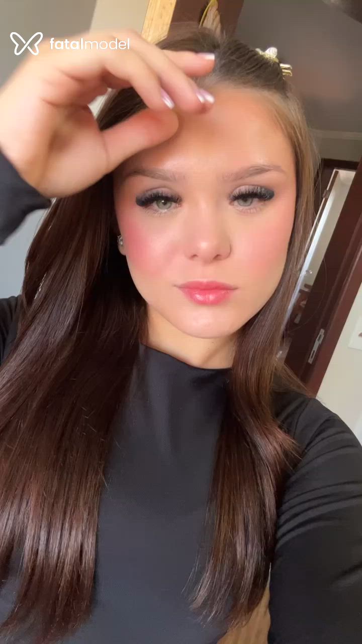 Acompanhante mulher com cabelo castanho de olhos verdes - Larissa Manu