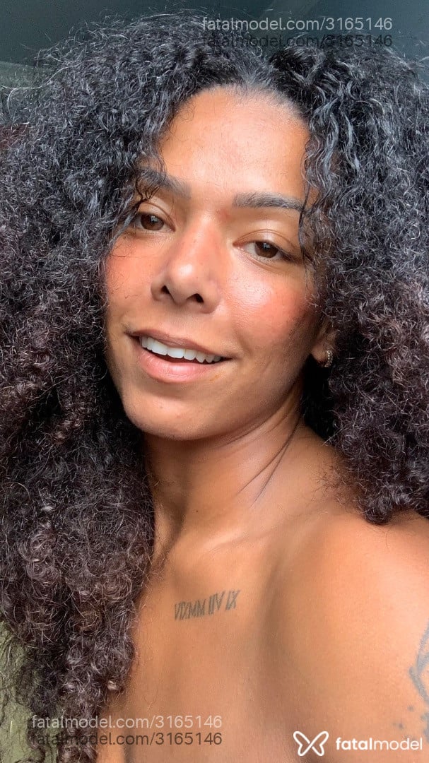 Acompanhante mulher com cabelo castanho de olhos castanhos em Itajaí - Ebonyhotwife