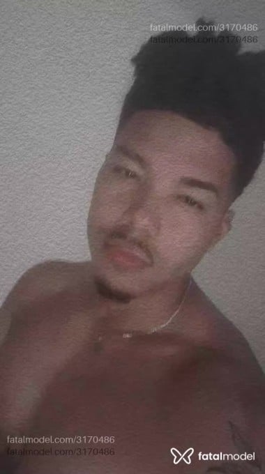 Acompanhante homem com cabelo grisalho de olhos pretos em Dois Vizinhos Acompanhante homem com cabelo grisalho de olhos pretos em Dois Vizinhos - Mulato