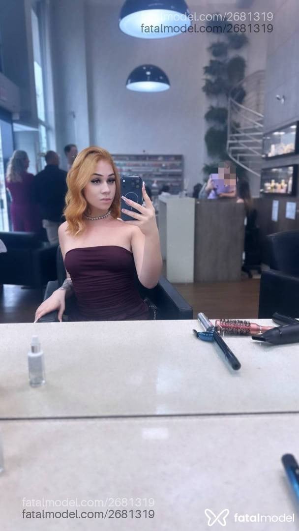 Acompanhante mulher trans morena (o) de olhos castanhos - Julya Schmitt
