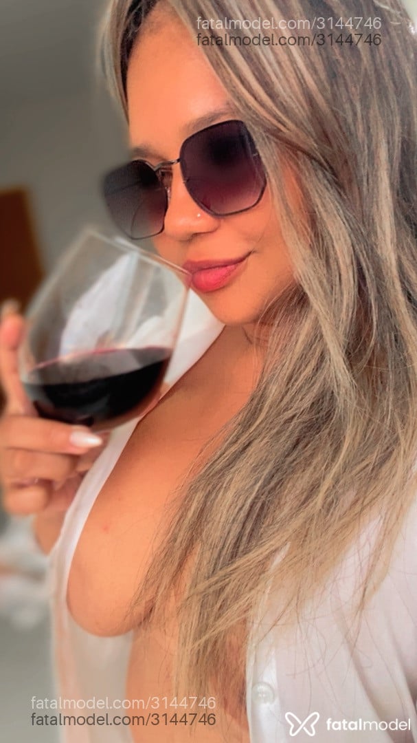 Acompanhante mulher loira (o) de olhos castanhos em Uberlândia - Milla