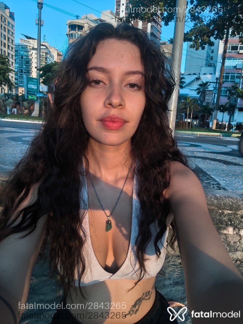 Acompanhante mulher com cabelo castanho de olhos castanhos - Coral