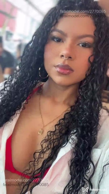 Acompanhante mulher com cabelo castanho de olhos pretos em Curitiba Acompanhante mulher com cabelo castanho de olhos pretos em Curitiba - Maya
