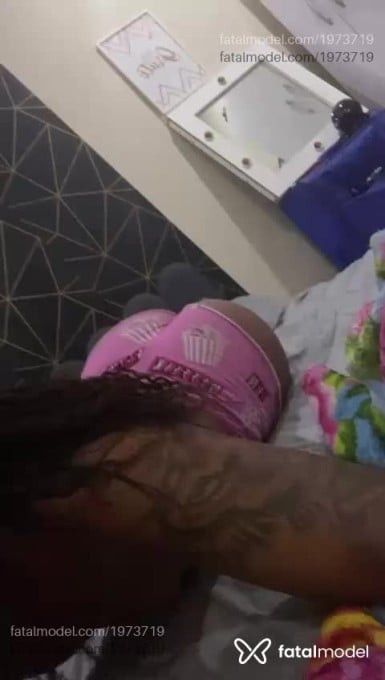 Acompanhante mulher trans morena (o) de olhos castanhos em Duque de Caxias Acompanhante mulher trans morena (o) de olhos castanhos em Duque de Caxias - Liz