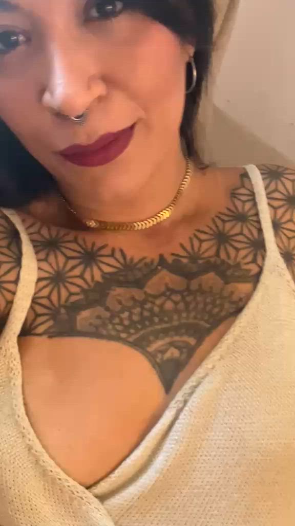Acompanhante mulher morena (o) de olhos pretos - Savana