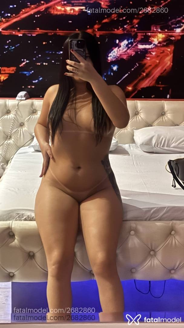 Acompanhante mulher morena (o) de olhos cinza - Jhennyfer