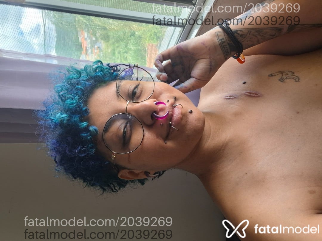 Acompanhante mulher com cabelo colorido de olhos castanhos em Virtual - Mosshead