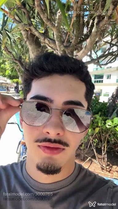 Acompanhante homem morena (o) de olhos castanhos em Balneário Camboriú - Vitor Amaral