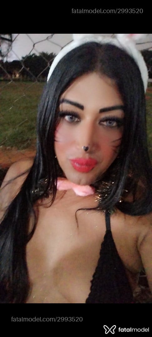 Acompanhante não-binário morena (o) de olhos castanhos em Poços de Caldas - Ingrid Yohana