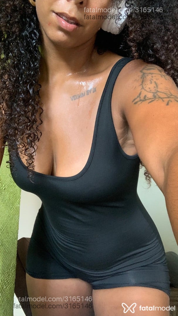Acompanhante mulher com cabelo castanho de olhos castanhos em Itajaí - Ebonyhotwife