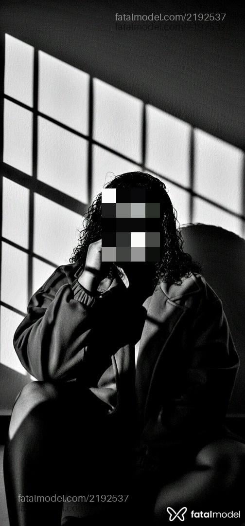 Acompanhante mulher com cabelo colorido de olhos pretos em Virtual - Pantera Indomável