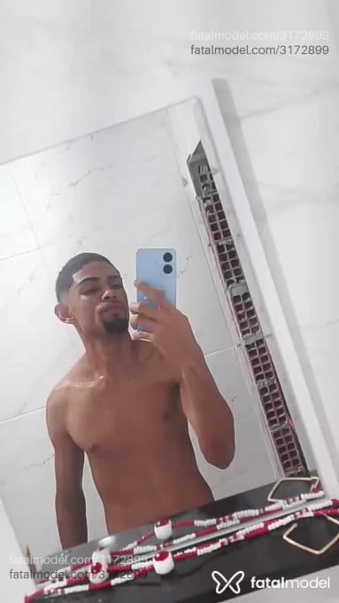 Acompanhante homem com cabelo castanho de olhos castanhos - Apollo