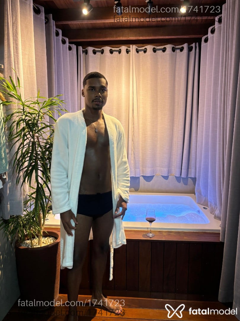 Acompanhante homem morena (o) de olhos pretos em Cabo Frio - Henrique