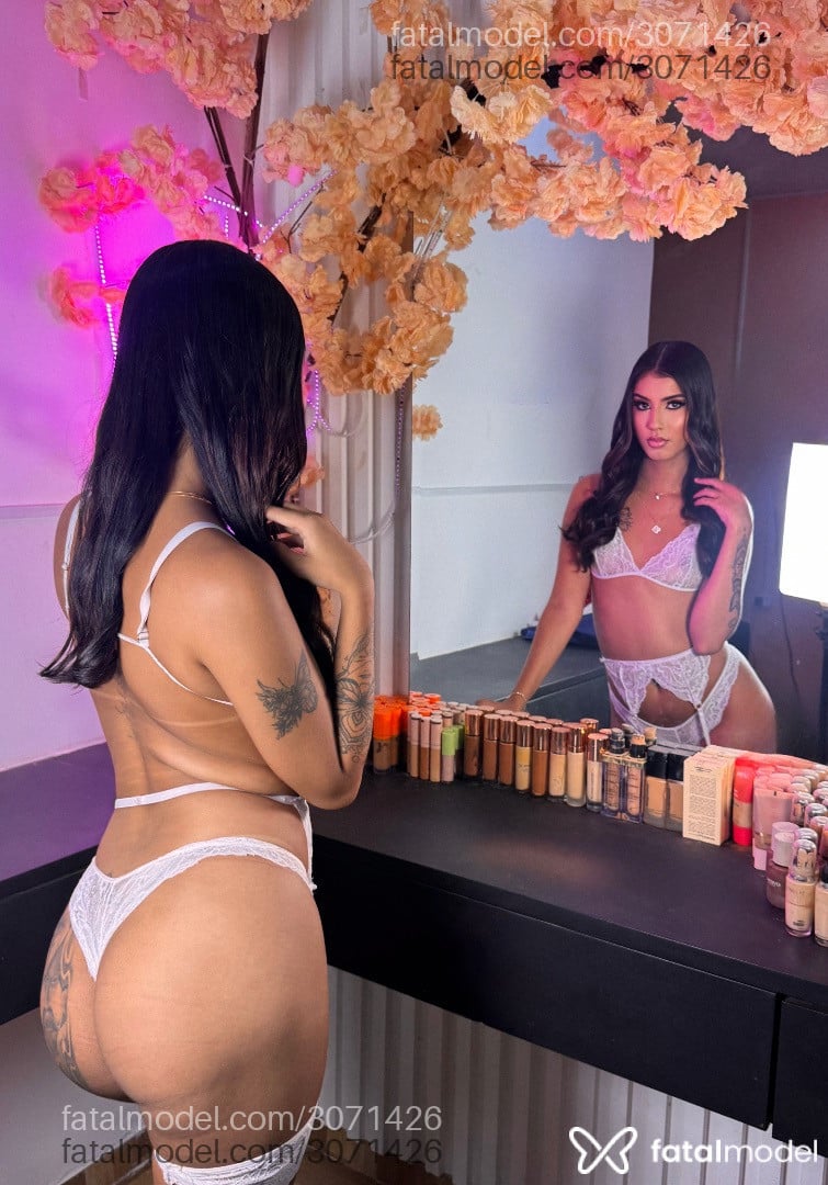 Acompanhante mulher trans com cabelo castanho de olhos mel em São Paulo - Julia Souza