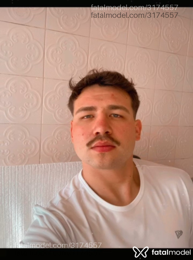 Acompanhante homem com cabelo castanho de olhos verdes em Maringá - Ryan Dagustini