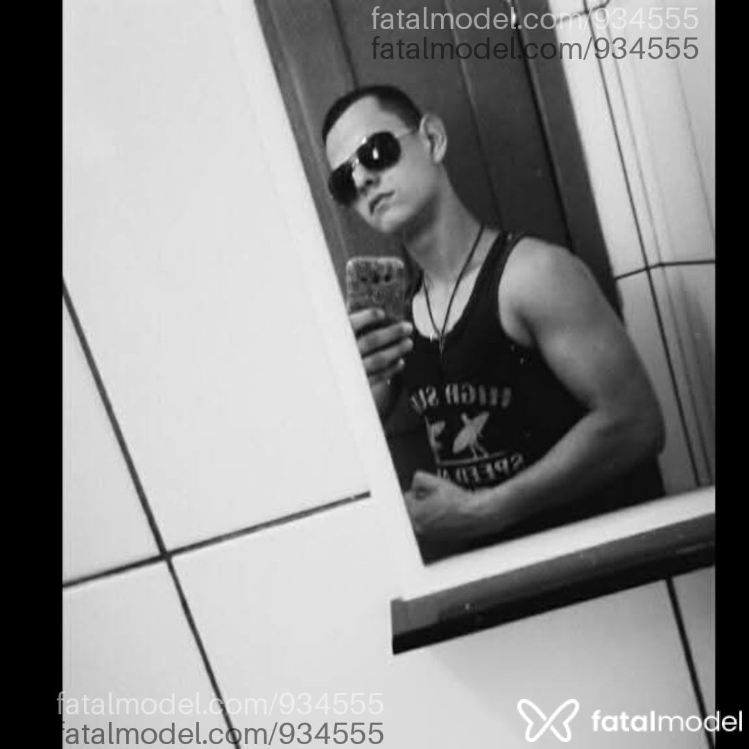 Acompanhante homem com cabelo castanho de olhos castanhos - Ares Acompanhante homem com cabelo castanho de olhos castanhos - Ares