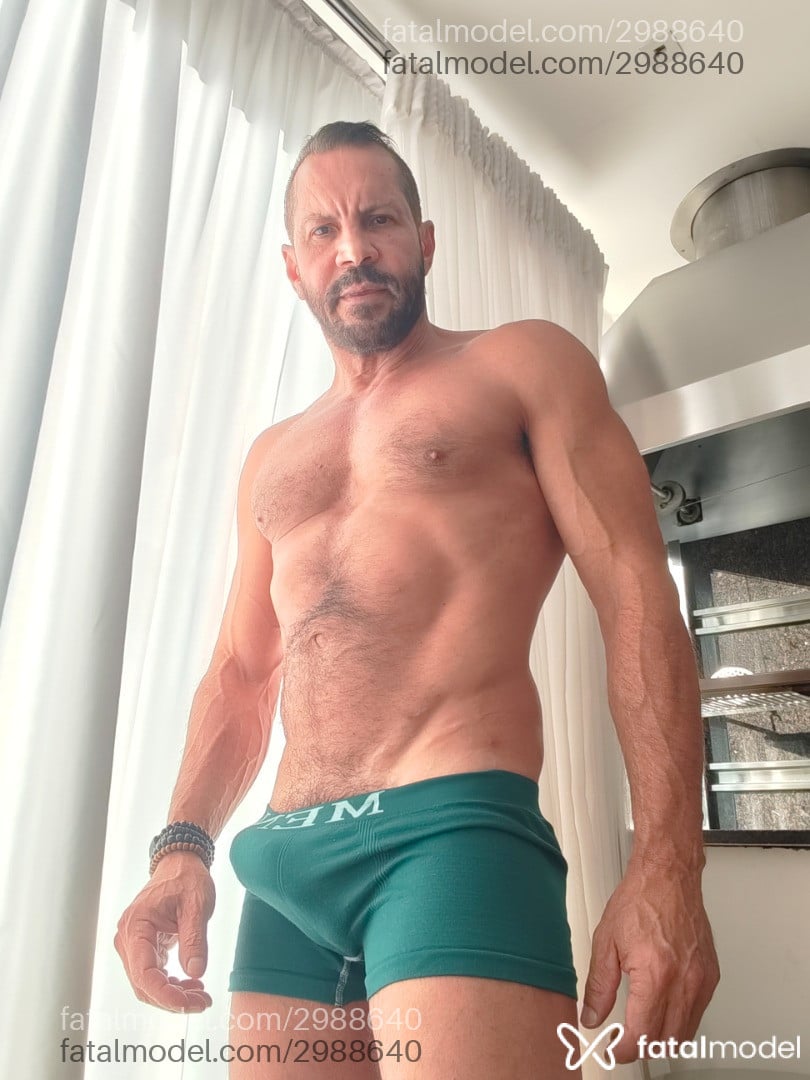 Acompanhante homem morena (o) de olhos castanhos em São Paulo - Ferreira