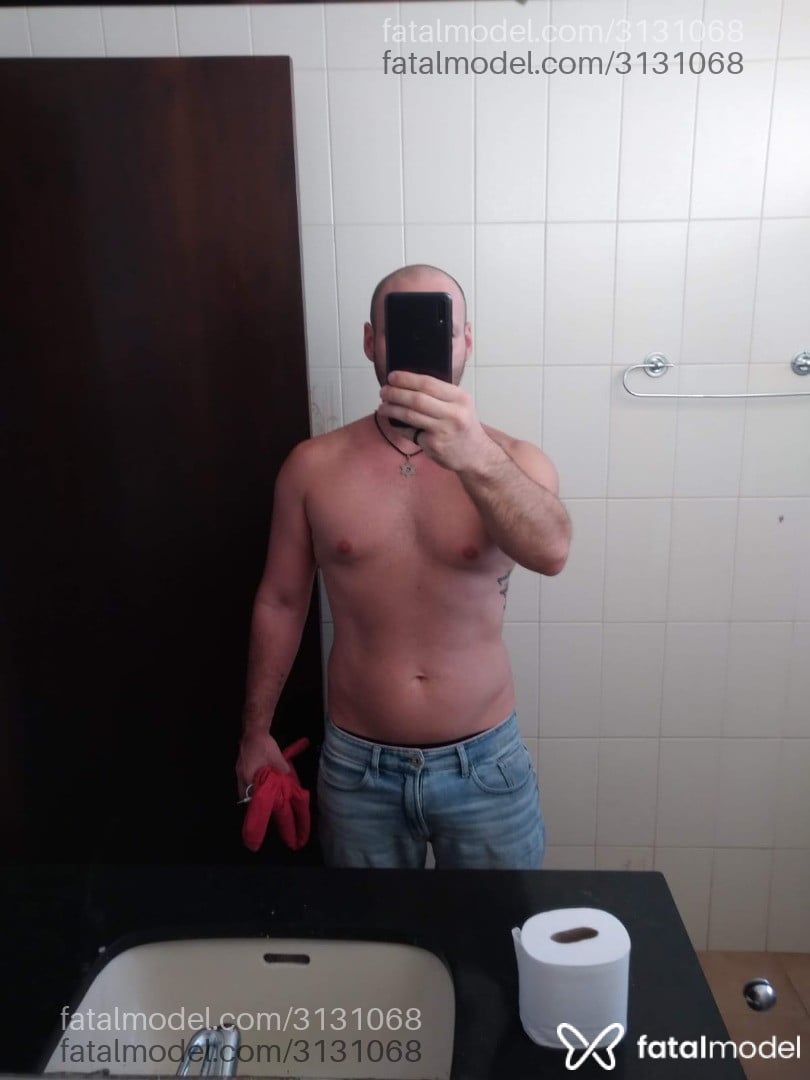Acompanhante homem loira (o) de olhos mel em Virtual Acompanhante homem loira (o) de olhos mel em Virtual - Louez
