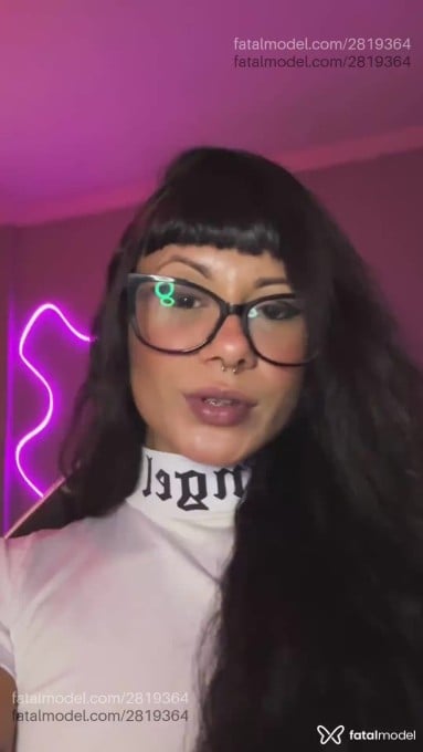 Acompanhante mulher morena (o) de olhos castanhos em Virtual Acompanhante mulher morena (o) de olhos castanhos em Virtual - Nefer