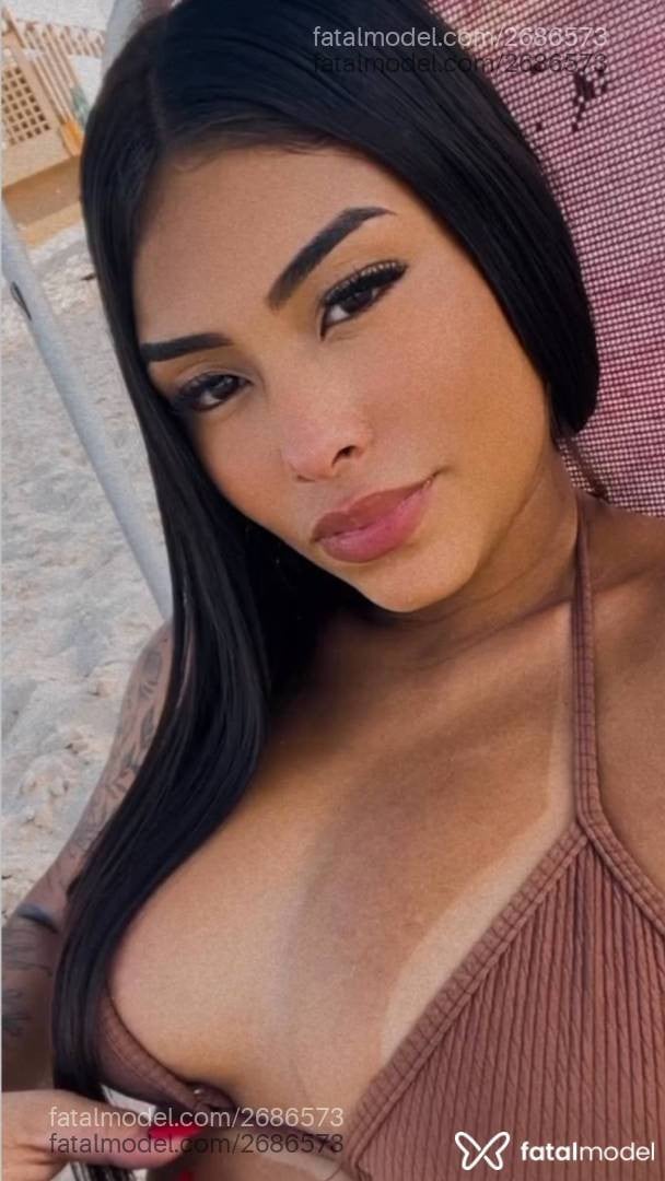 Acompanhante mulher morena (o) de olhos pretos - Hellen