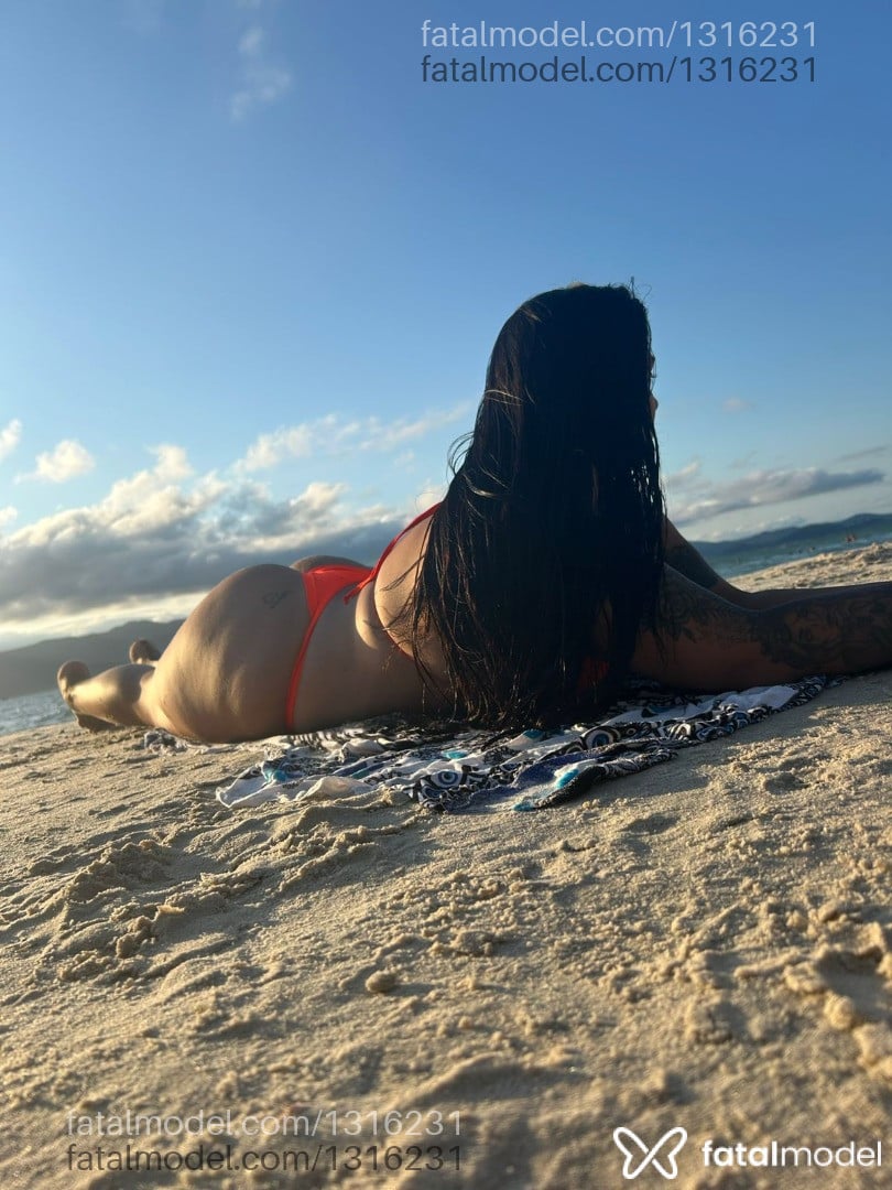 Acompanhante mulher com cabelo castanho de olhos verdes em Tubarão - Morena