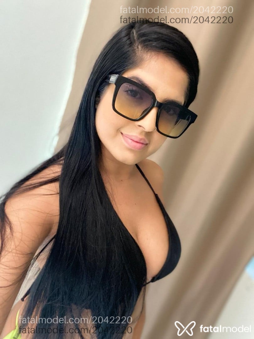 Acompanhante mulher morena (o) de olhos pretos - Clara Barros