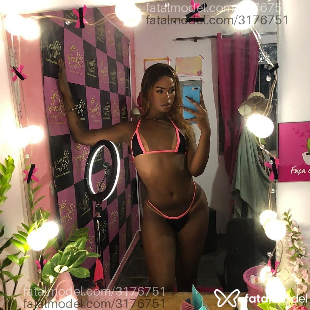 Acompanhante mulher trans com cabelo castanho de olhos mel em São Gonçalo - Zoe Morena