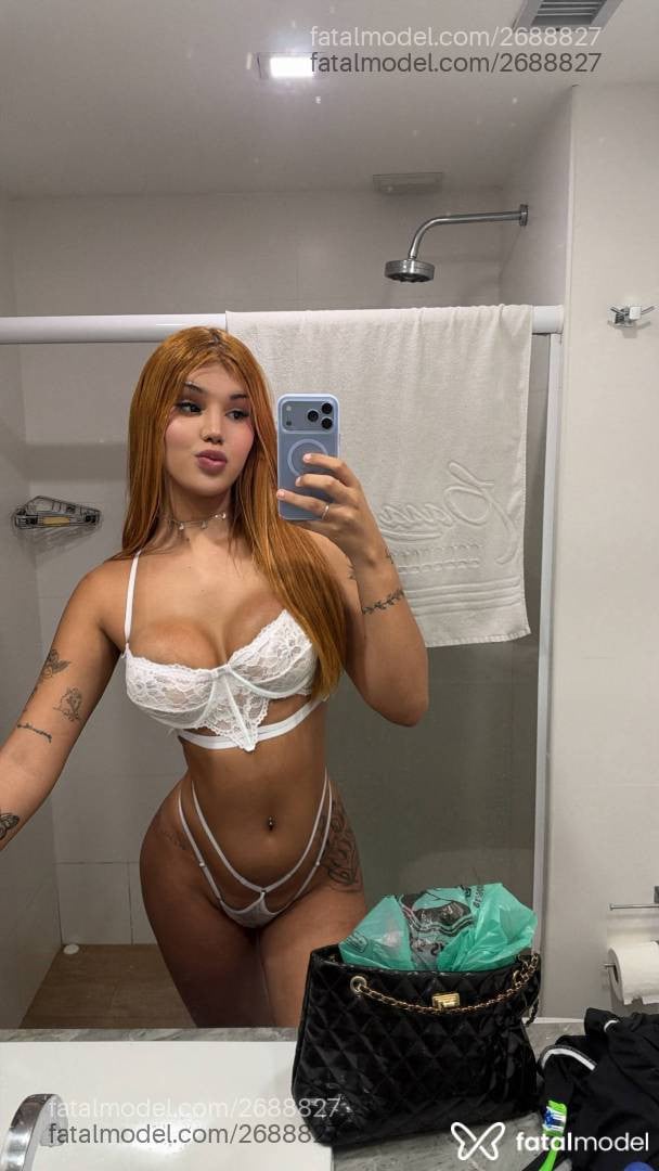 Acompanhante mulher trans ruiva (o) de olhos mel - Luna