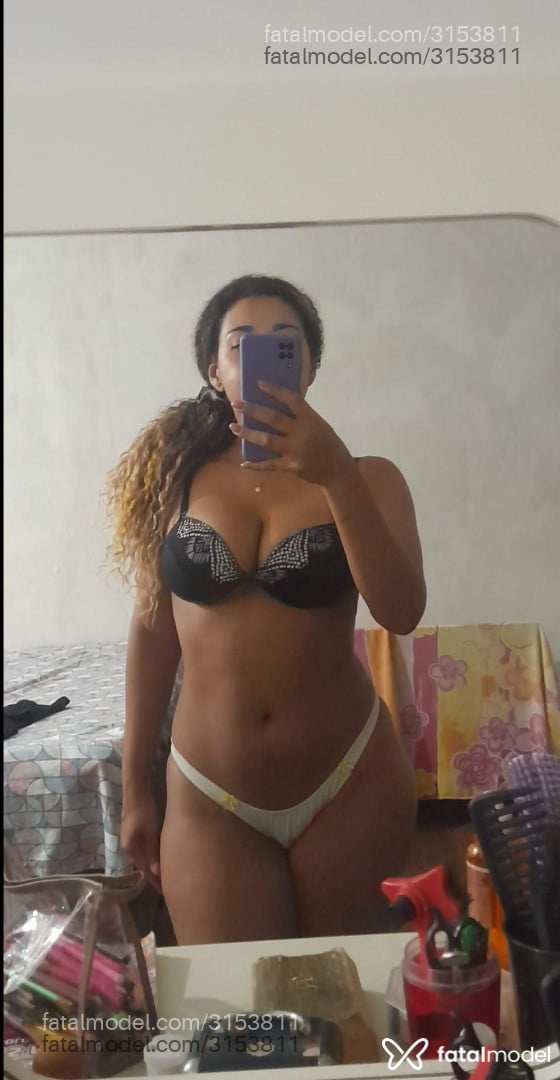 Acompanhante mulher com cabelo colorido de olhos castanhos em Guarapari - Veneza