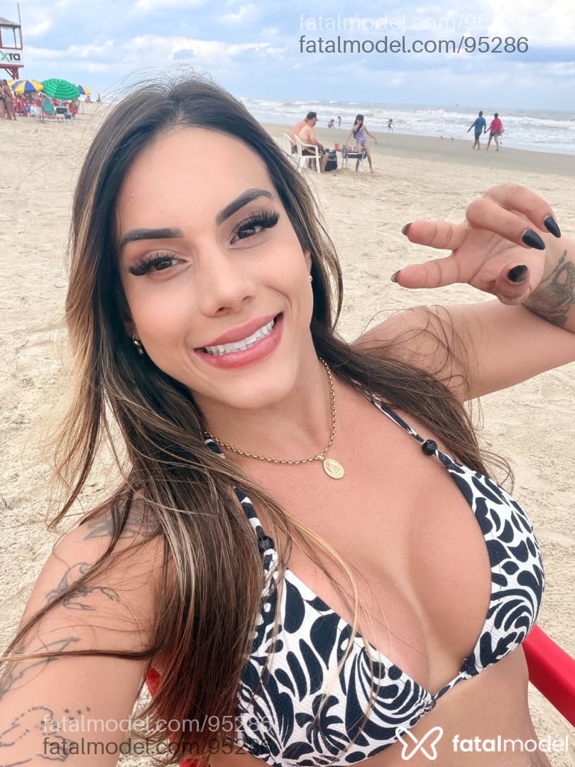 Acompanhante mulher trans com cabelo castanho de olhos castanhos em Pelotas - Hellenzinha