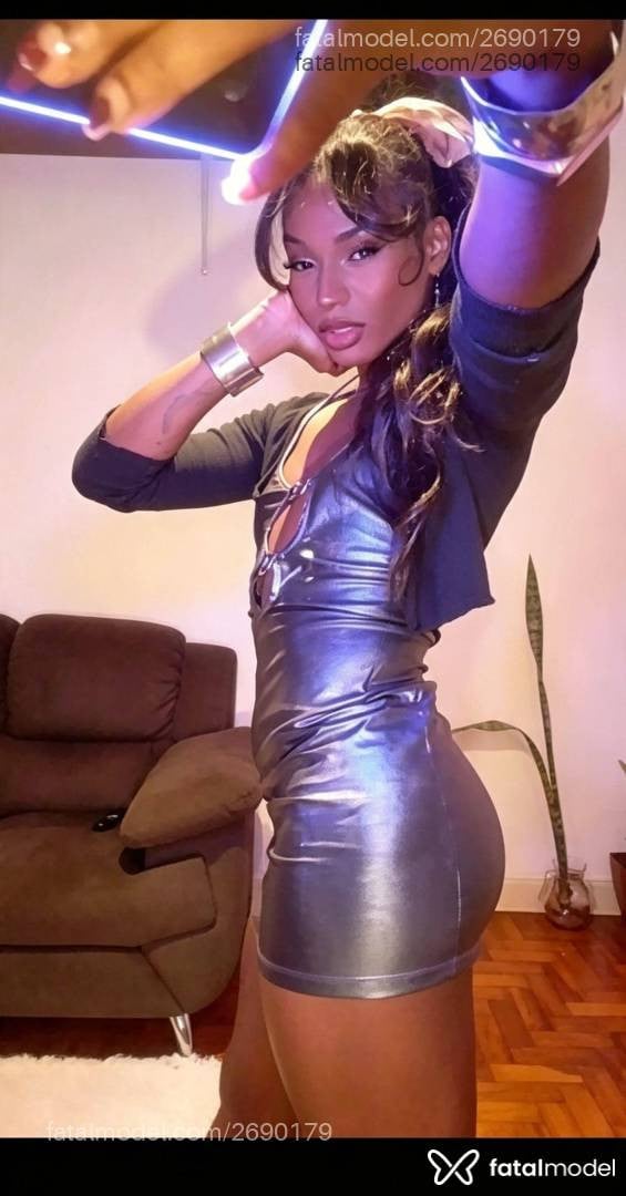 Acompanhante mulher trans morena (o) de olhos pretos - Annie