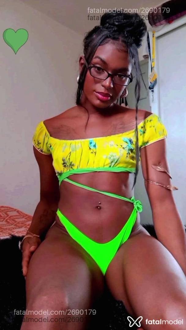 Acompanhante mulher trans morena (o) de olhos pretos - Annie