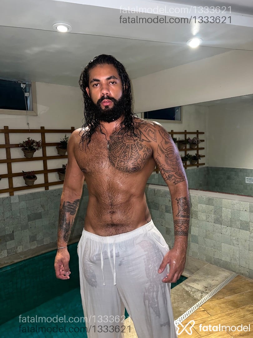 Acompanhante homem com cabelo castanho de olhos castanhos - Raphael Aquaboy