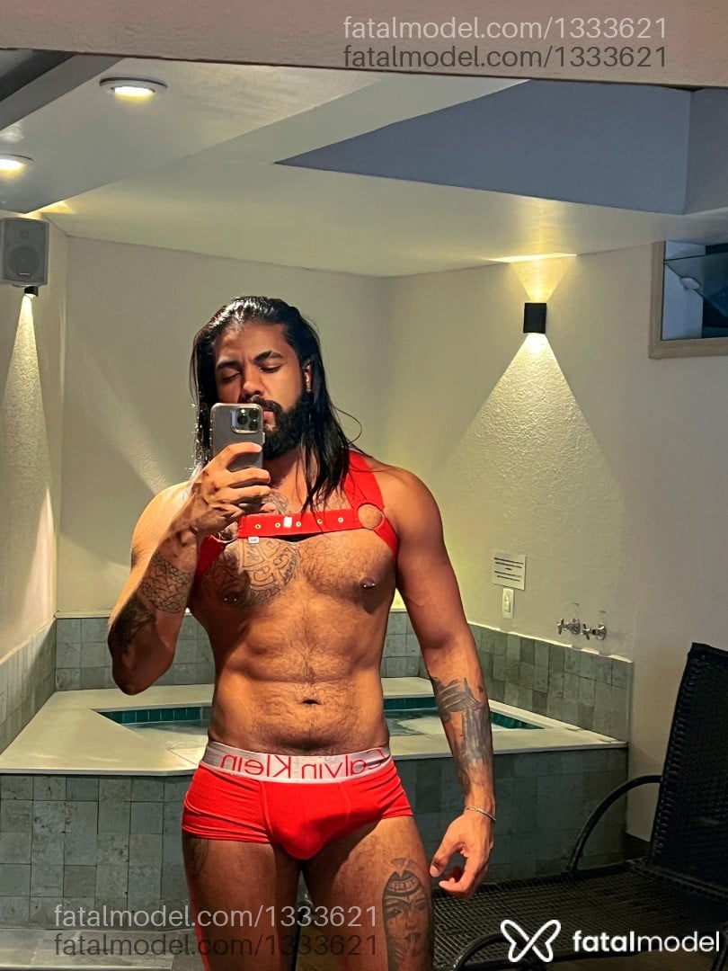 Acompanhante homem com cabelo castanho de olhos castanhos - Raphael Aquaboy