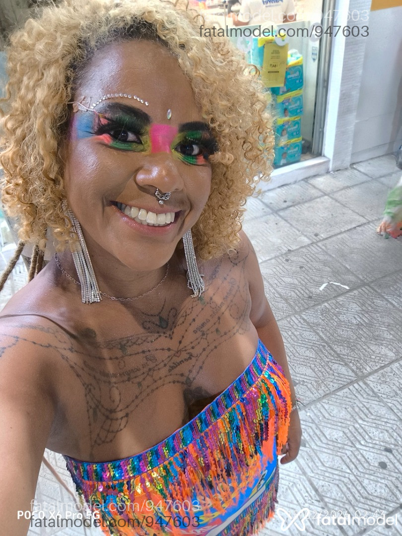 Acompanhante mulher com cabelo colorido de olhos castanhos - Morena Dhandara