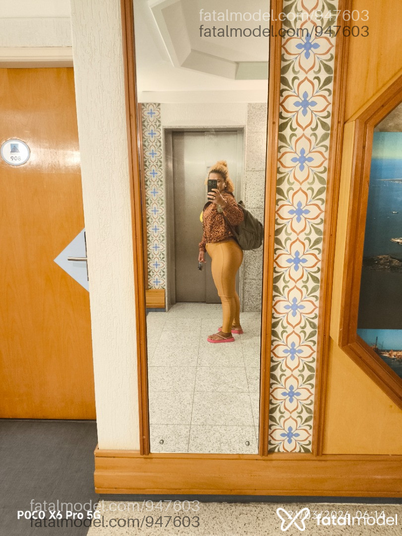 Acompanhante mulher com cabelo colorido de olhos castanhos - Morena Dhandara