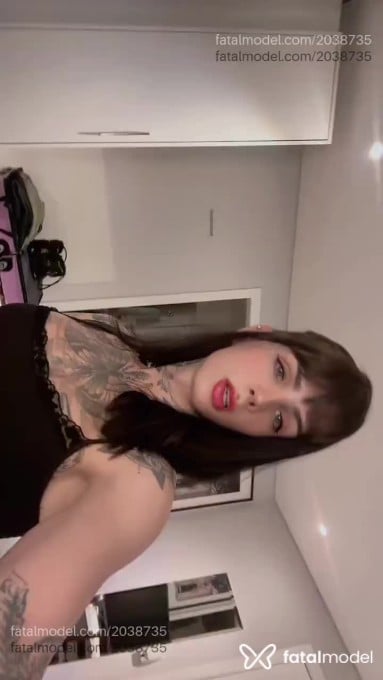 Acompanhante mulher trans com cabelo castanho de olhos verdes em Curitiba - Nanda Monroe