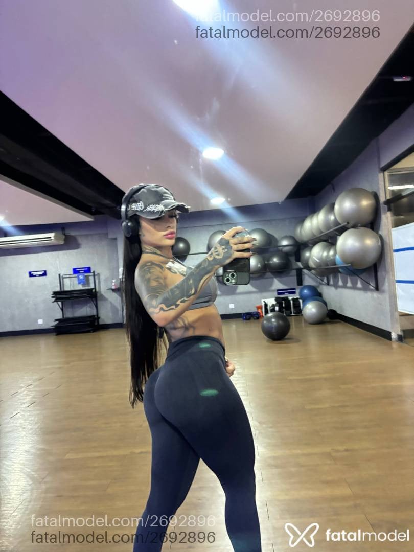 Acompanhante mulher morena (o) de olhos mel - Mirella Fox