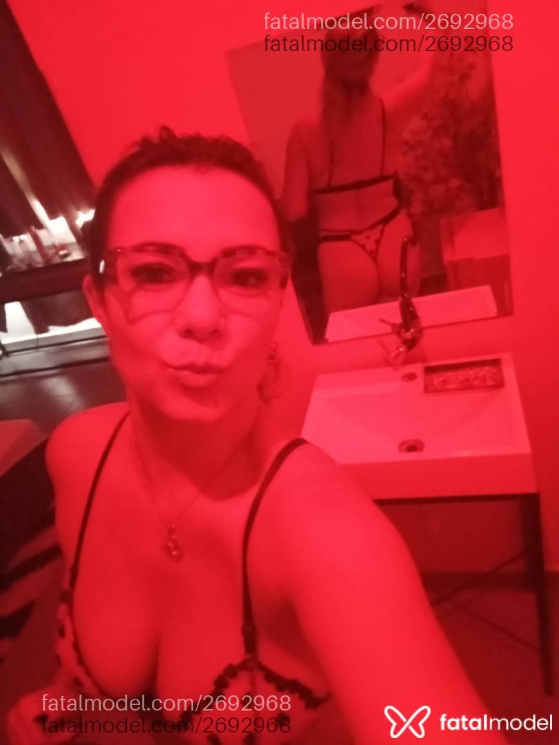 Acompanhante mulher loira (o) de olhos pretos - Carol