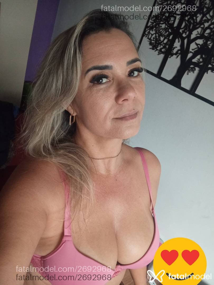 Acompanhante mulher loira (o) de olhos pretos - Carol
