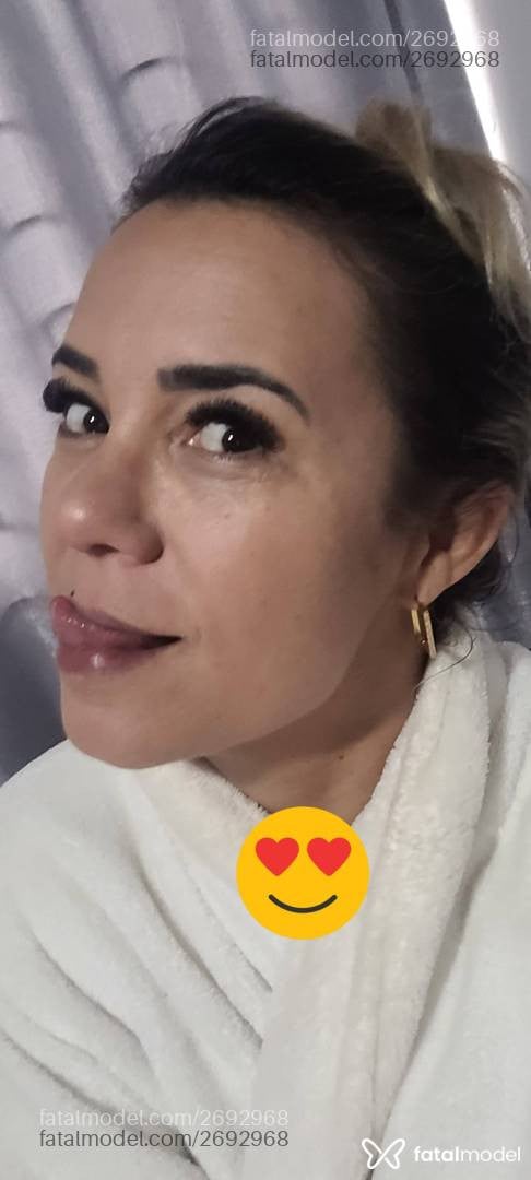 Acompanhante mulher loira (o) de olhos pretos - Carol