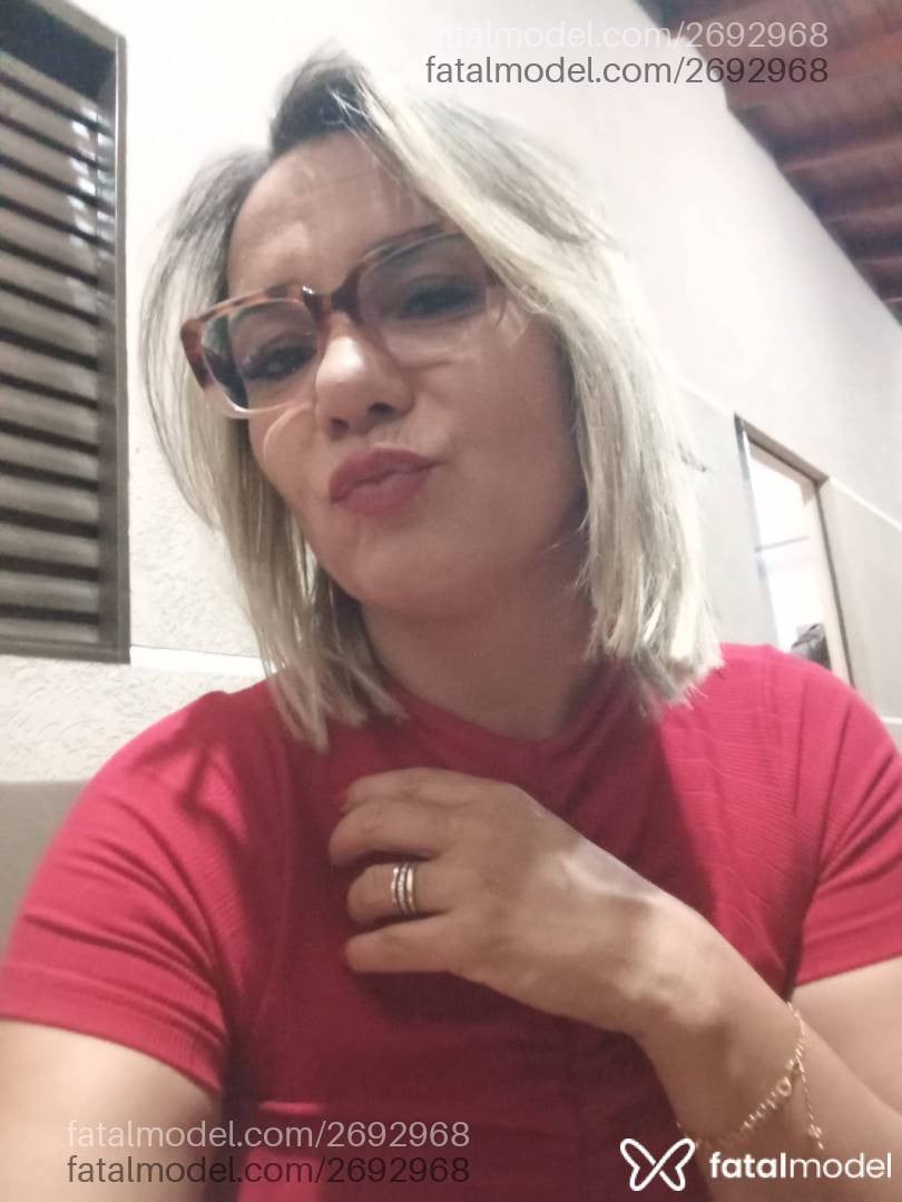 Acompanhante mulher loira (o) de olhos pretos - Carol
