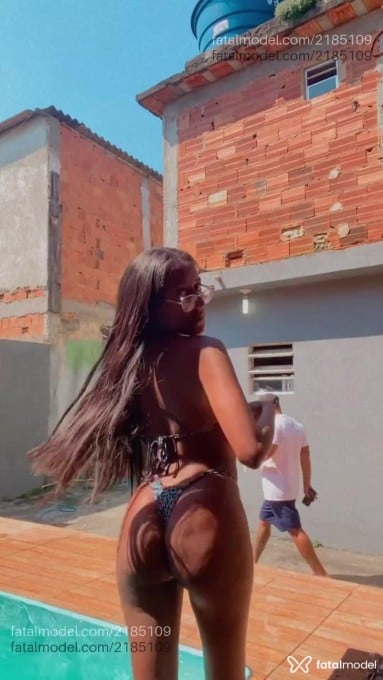 Acompanhante mulher com cabelo castanho de olhos castanhos em Virtual Acompanhante mulher com cabelo castanho de olhos castanhos em Virtual - Cristal